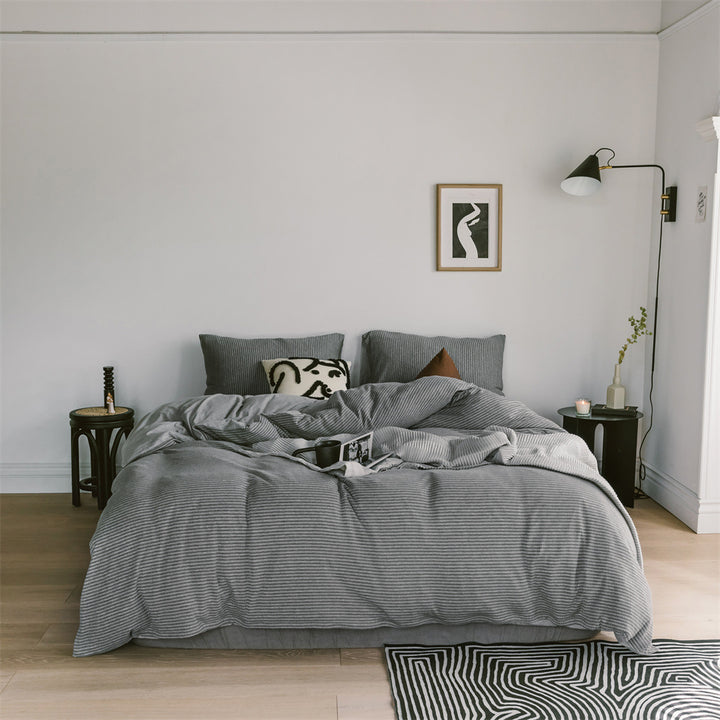 Bedding set made of cotton percale with delicate cherry motif and reversible easy care
