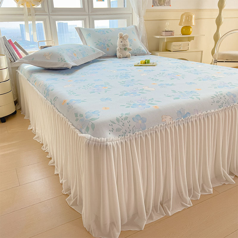 Women's elegant and decorative bedding throw set with cheerful floral pattern Stornfield