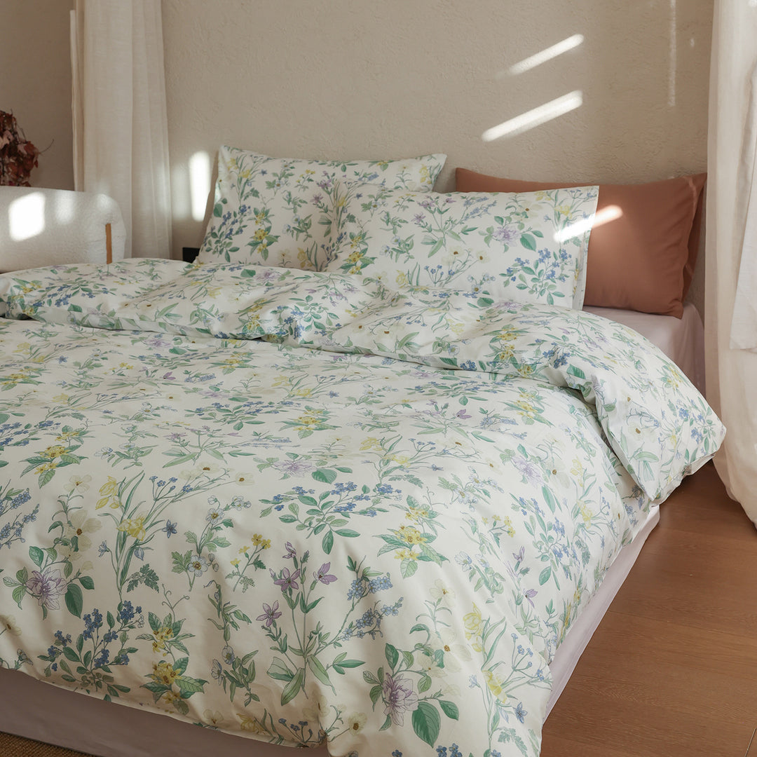 Cotton satin bedding set with fine watercolor floral pattern and soft touch