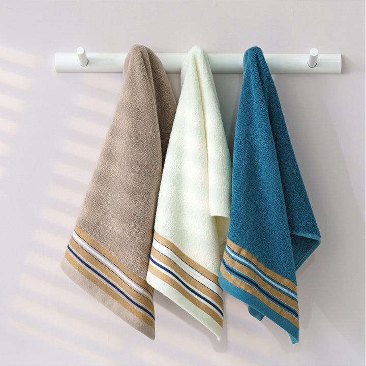 Highly absorbent luxury bath towel made of cotton terry with decorative stripes
