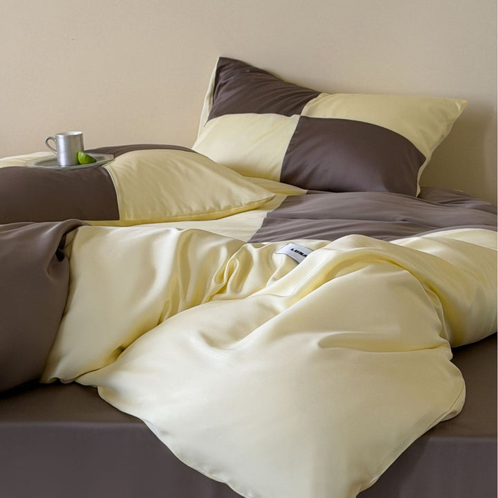 Reversible glossy satin bedding set with contrasting panels and silky touch