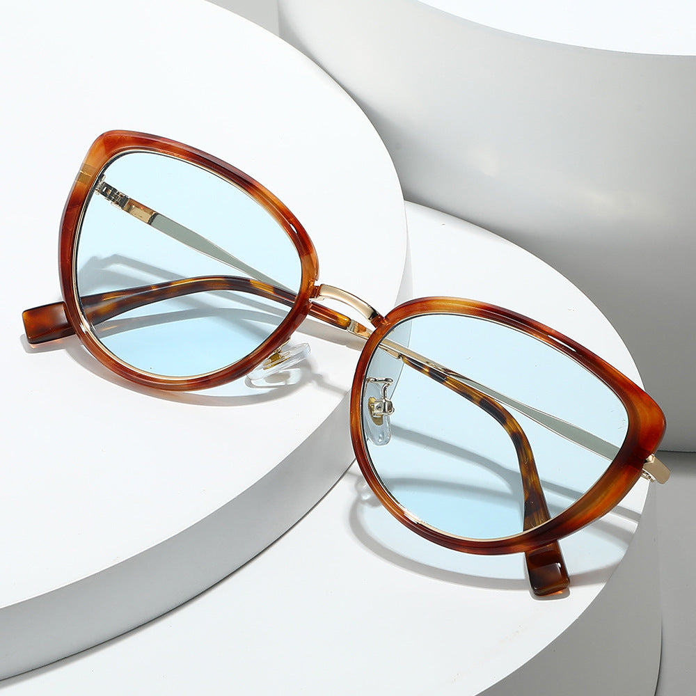 Fashion-Forward Cat-Eye Sunglasses with Trendy Tortoiseshell Frame Stornfield
