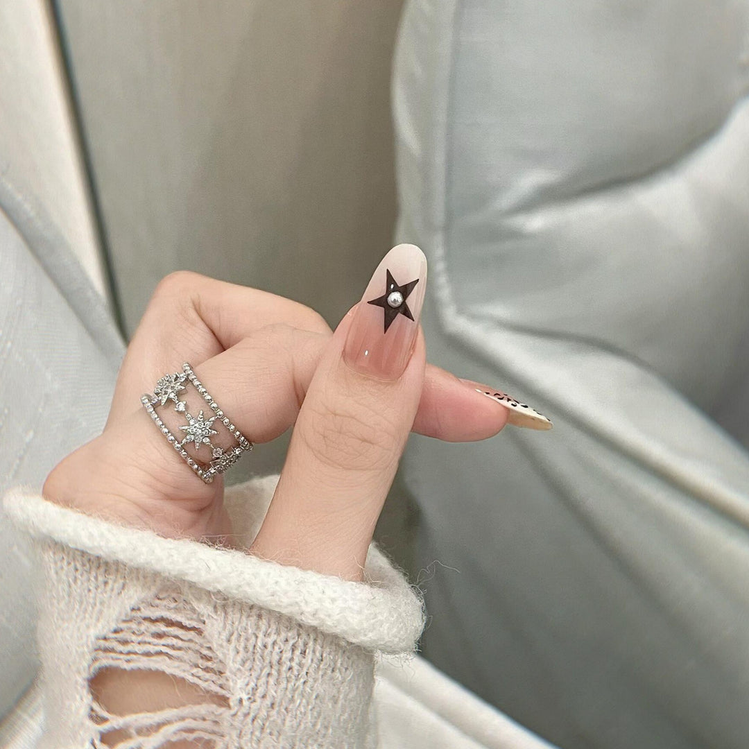 Artificial Nail Design with Festive Star Motif Stornfield