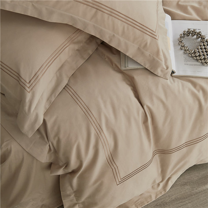 Elegant bed linen set made of cotton satin with fine piping and reversible function