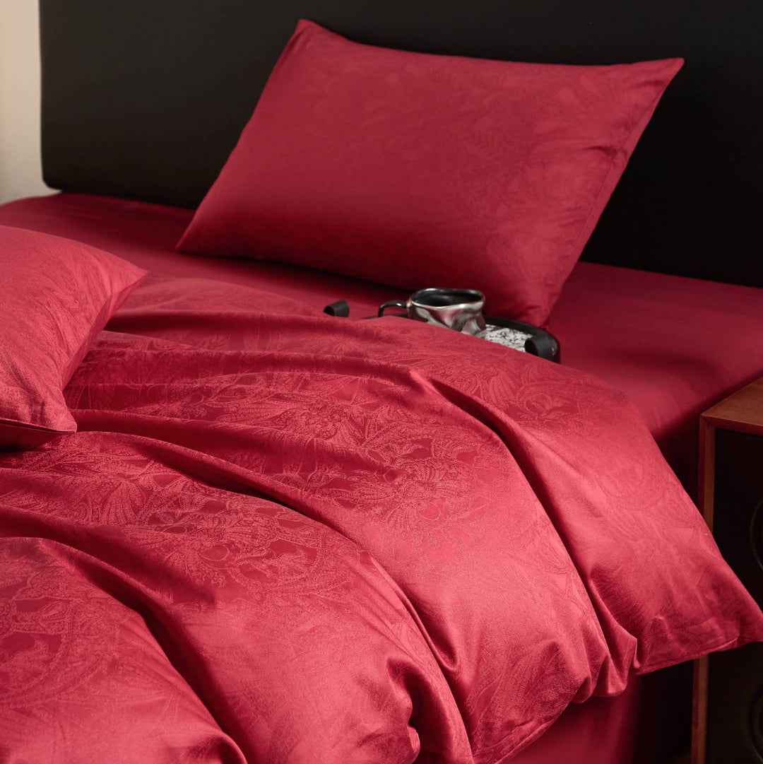 Luxurious satin bedding set with jacquard paisley structure