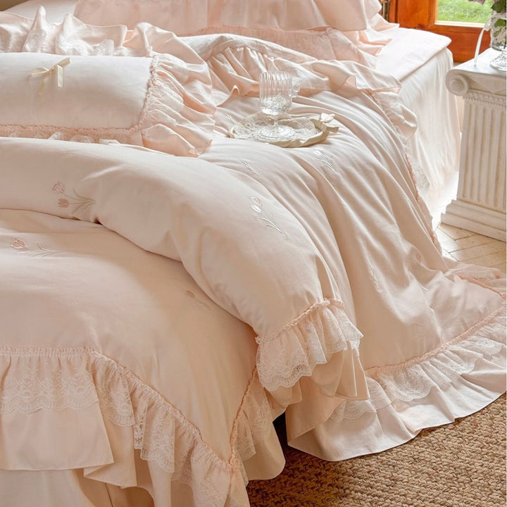 Shabby-Chic bedding set made of soft cotton blend with ruffles and delicate tulip embroidery