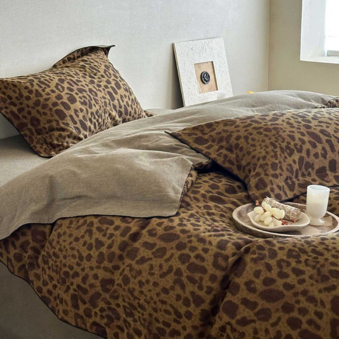 Reversible bedding set with natural leopard print