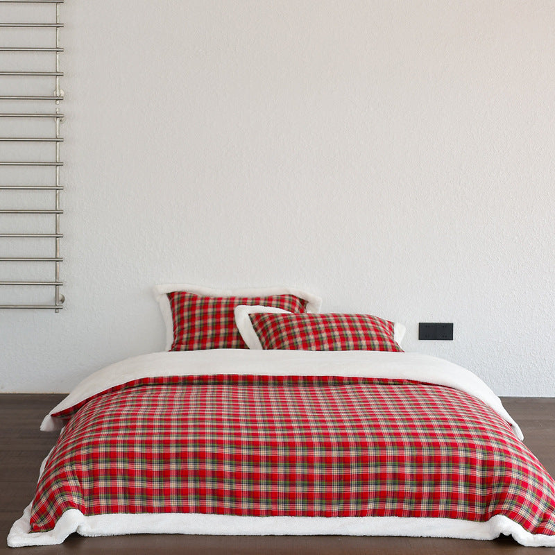 Bedding set made of cozy checkered flannel with teddy fleece edge