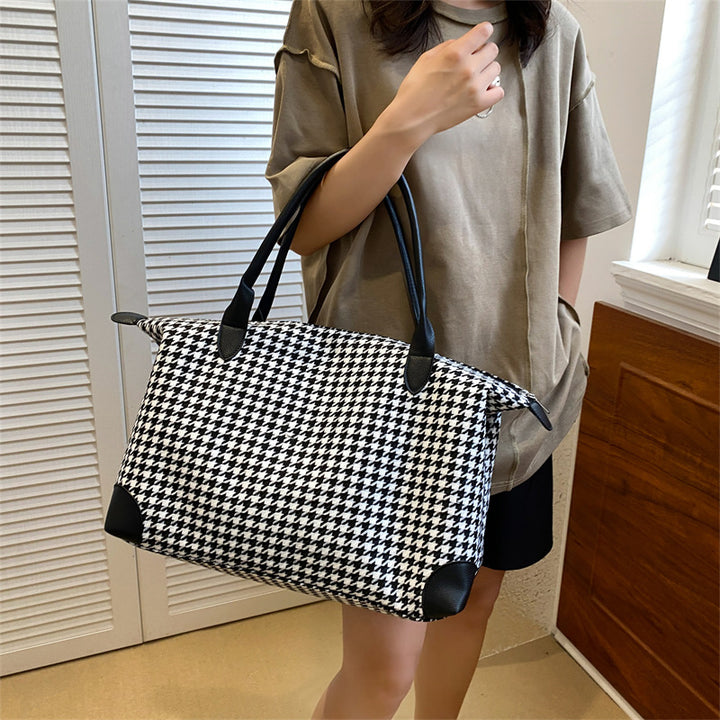 Fashionable handbag in timeless houndstooth pattern Stornfield