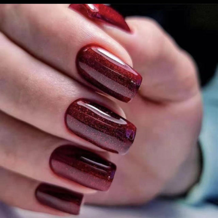 Artificial nails with intense shine and glitter accents Stornfield
