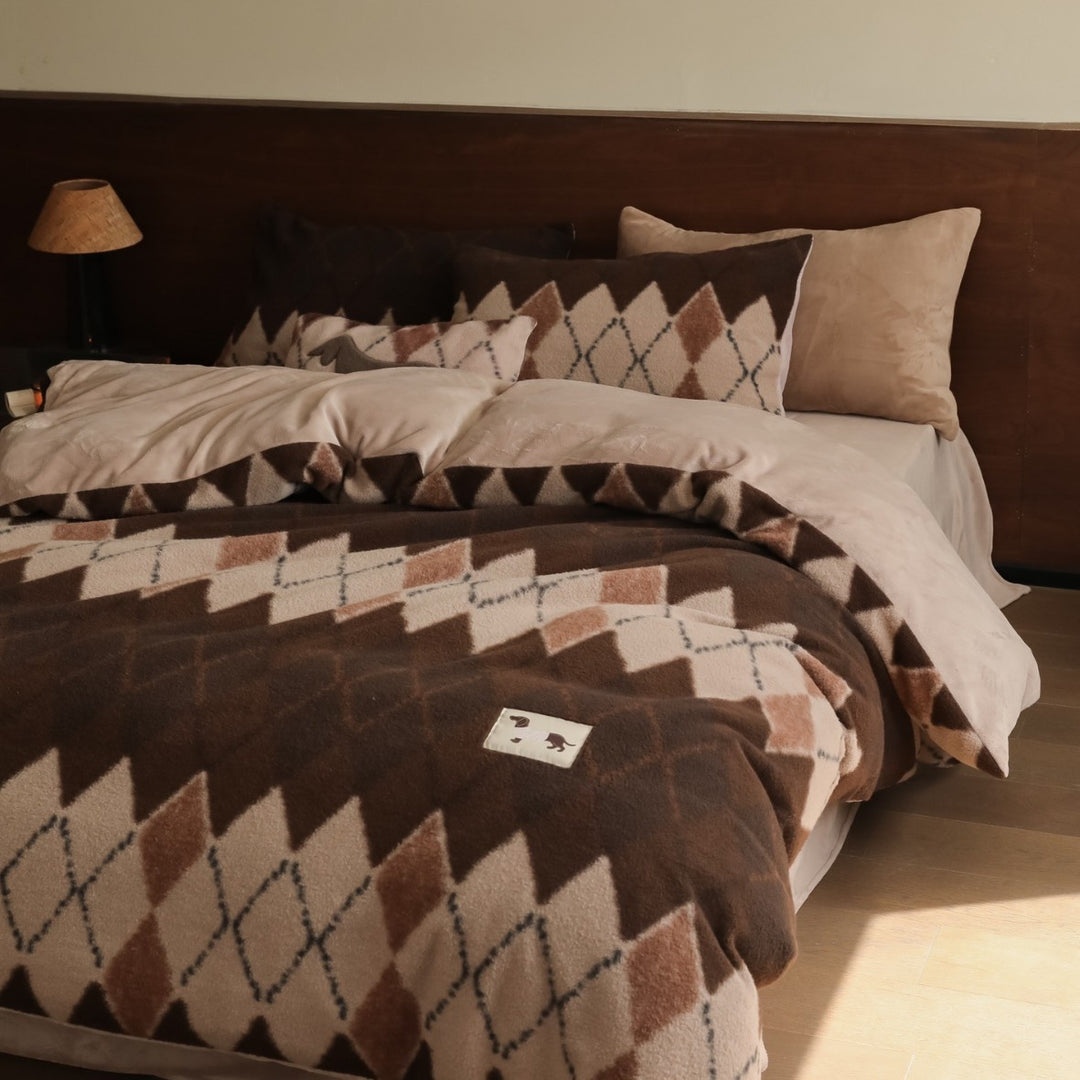 Cozy fleece bedding set with diamond jacquard and reversible function