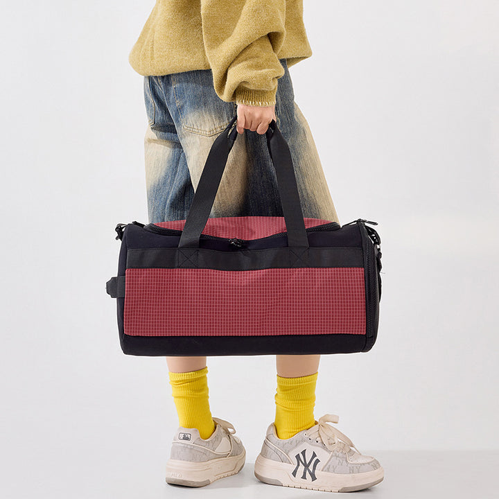Practical sports and travel bag with ergonomic details Stornfield