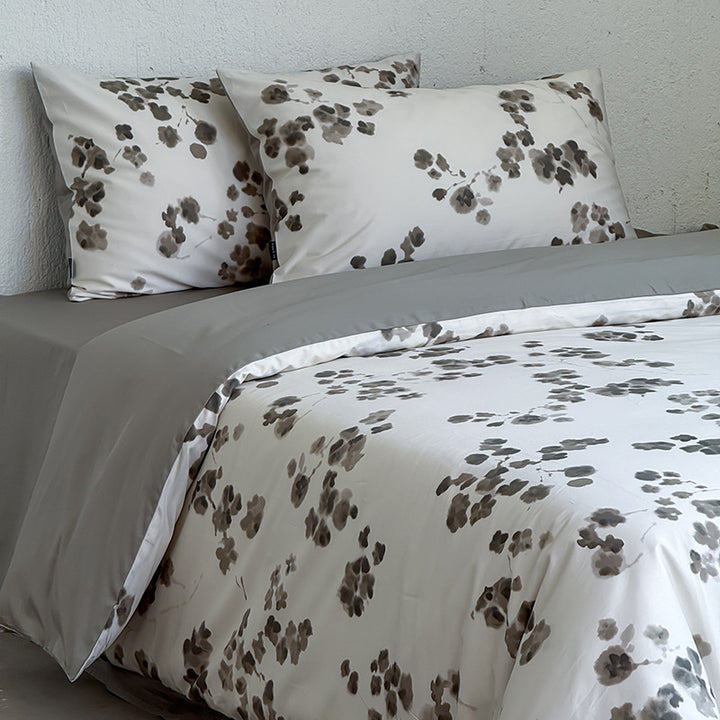 Cotton satin bedding set with watercolor floral print and contrasted edging