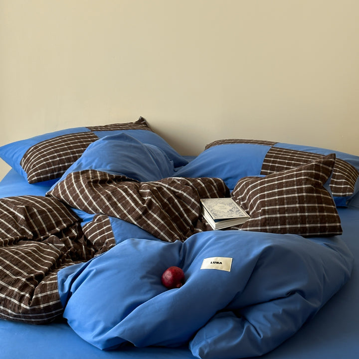 Luxurious cotton bedding set with checkered pattern and pillowcases