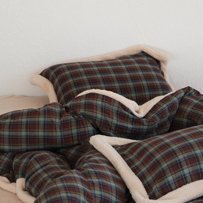 Bedding set made of cozy checkered flannel with teddy fleece edge