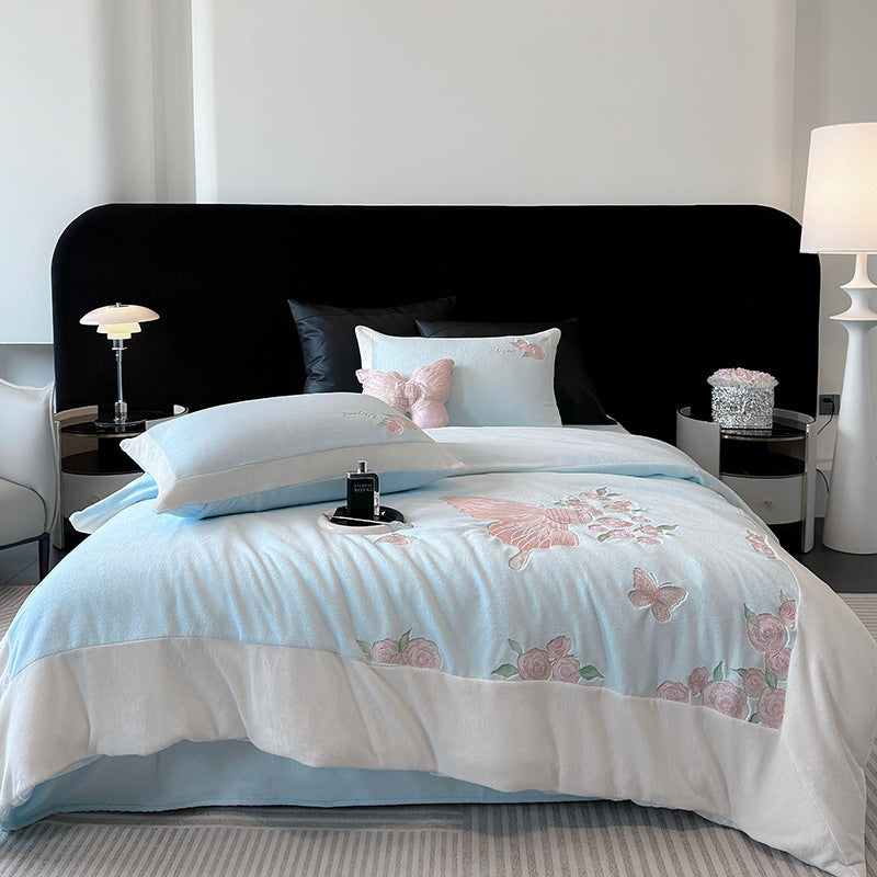 Luxurious quilted bedding set made of microfiber with floral relief and reversible design