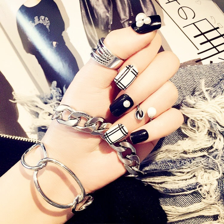 Artificial nails in modern check pattern Stornfield