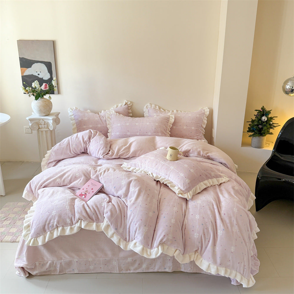 Bedding set made of soft cotton muslin with ruffle, quilted blanket and decorative pillowcases
