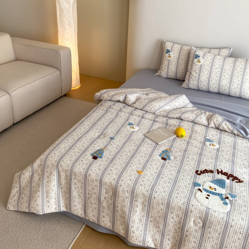 Waffle texture bedspread for children with embroidered animal and apple appliques