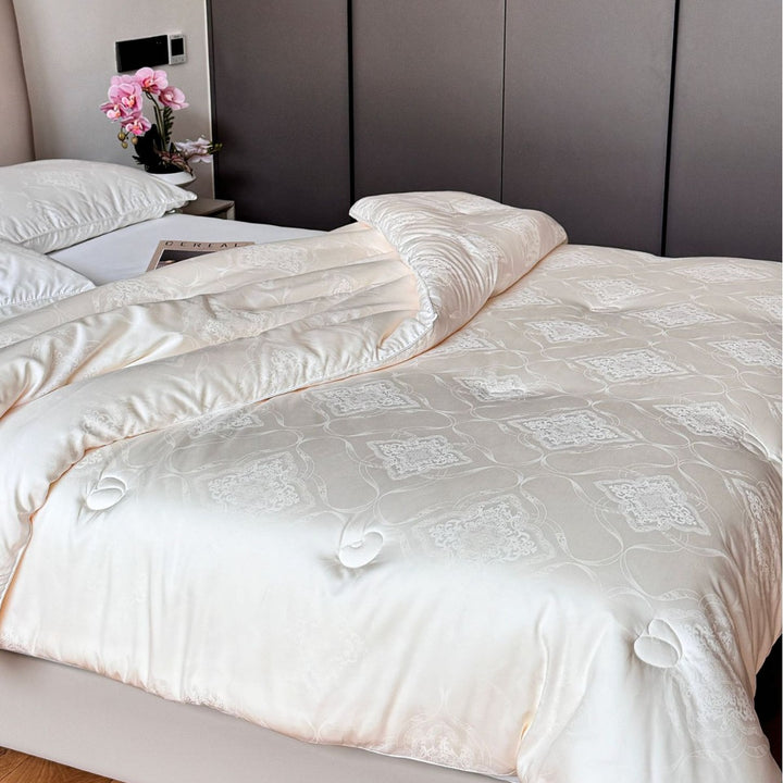 Lightweight all-season quilt with jacquard pattern and breathable fiber filling