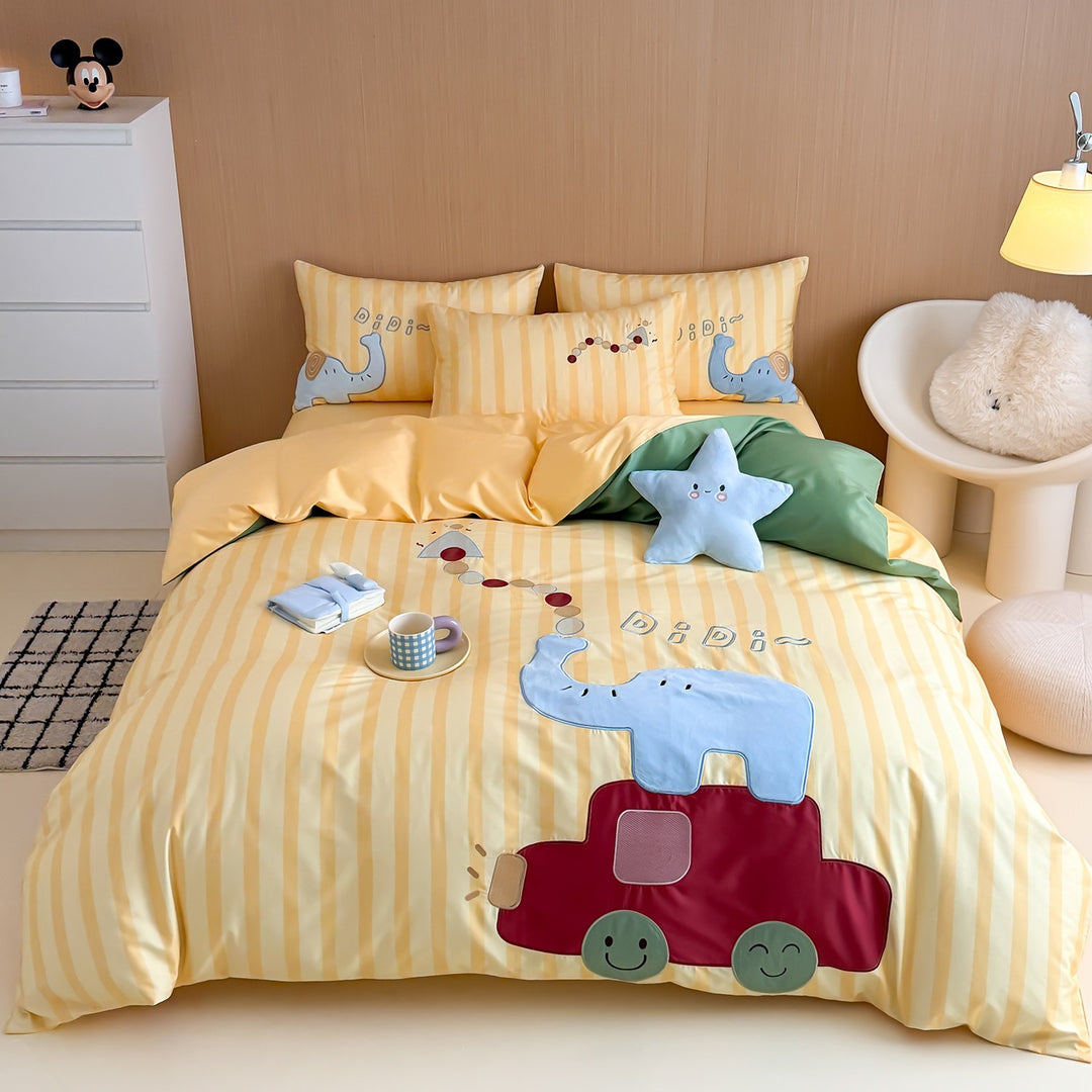 Children's bedding set with quilted appliqués (elephant & car) and reversible function