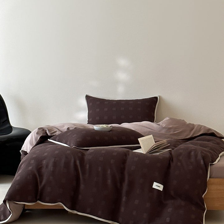 Reversible cotton bedding set with subtle square structure and contrast piping