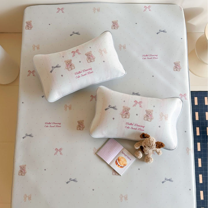 Floral fitted sheet set made of skin-friendly cotton with fine piping and slip-resistant underside