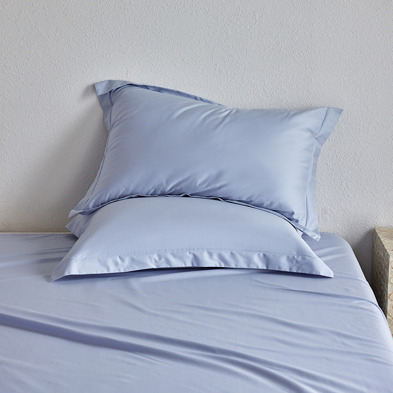 Premium pillowcase and fitted sheet set made of cotton percale with hotel edge