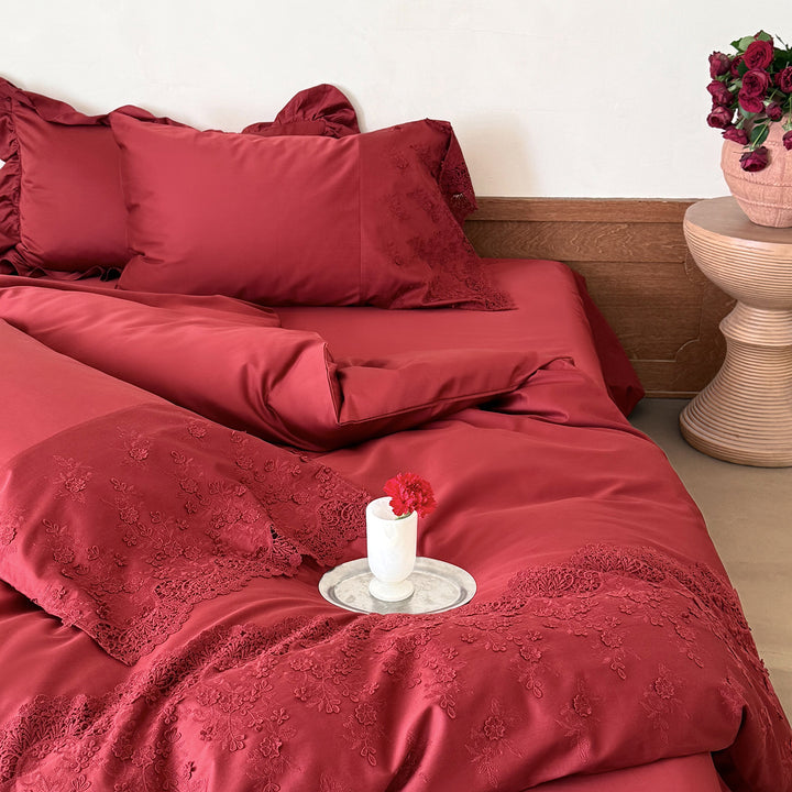 Bedding set made of cotton satin with floral lace embroidery