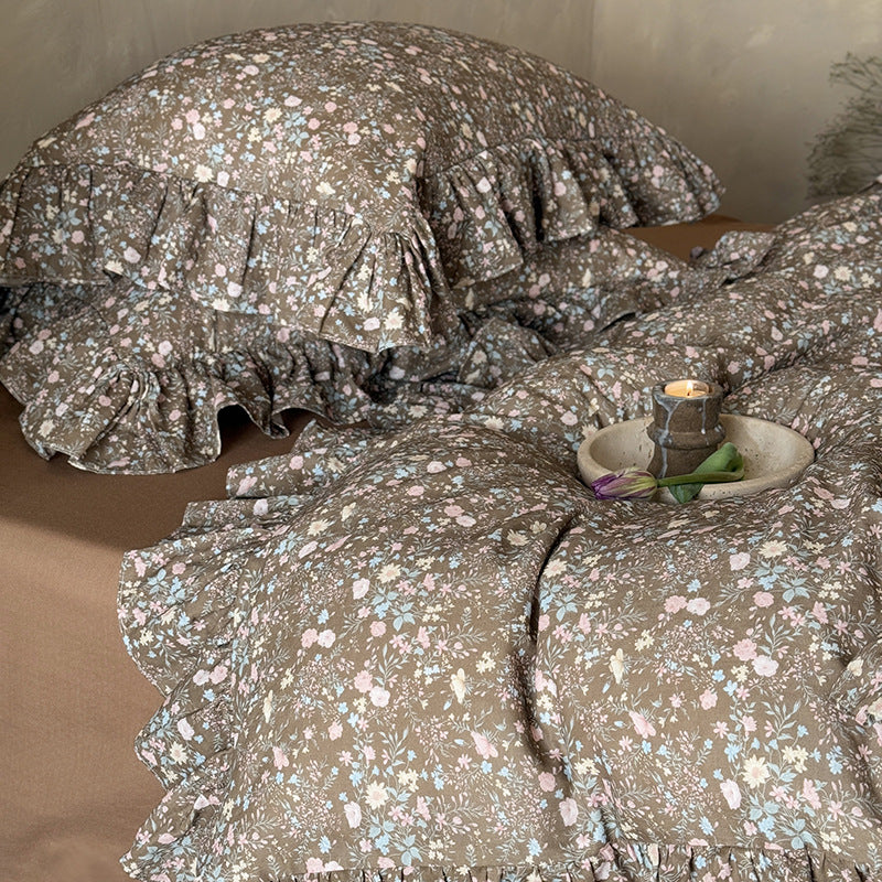Quilted duvet cover set with ruffle and delicate floral pattern