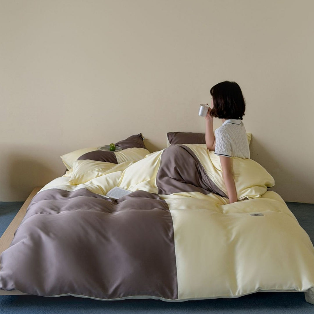 Reversible glossy satin bedding set with contrasting panels and silky touch