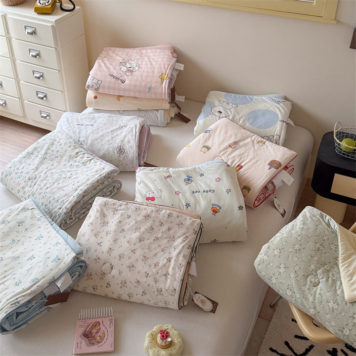 Children's bedding set made of cotton mix with quilted lightweight blanket and star cartoon motif