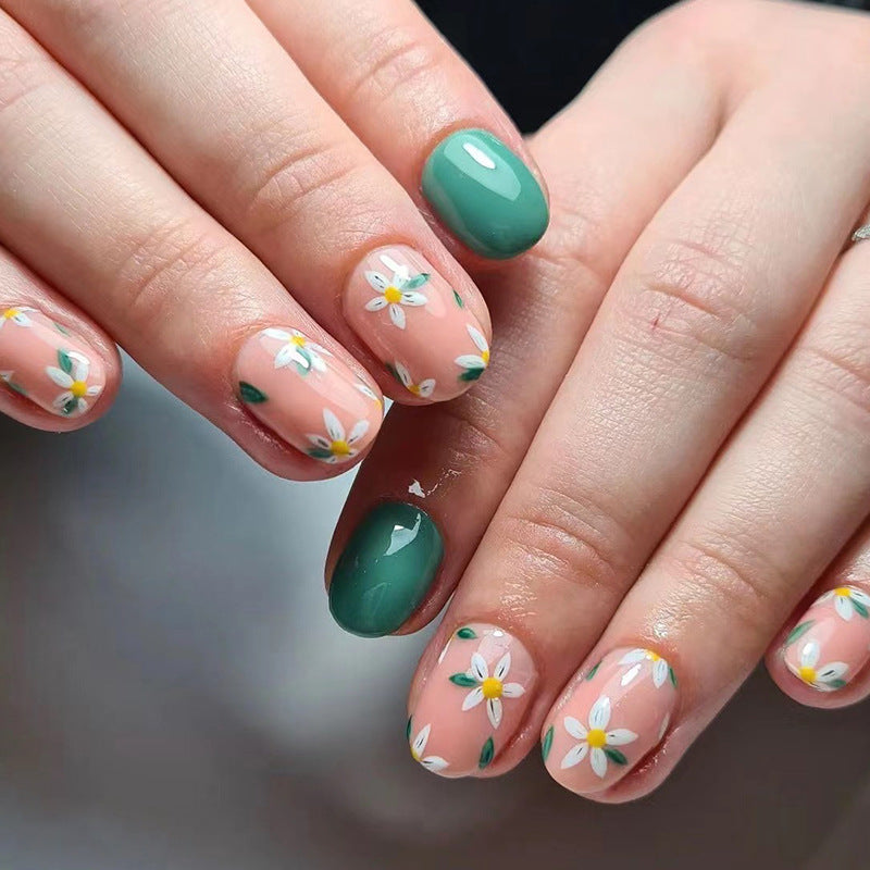 Artful nail art with delicate floral designs Stornfield