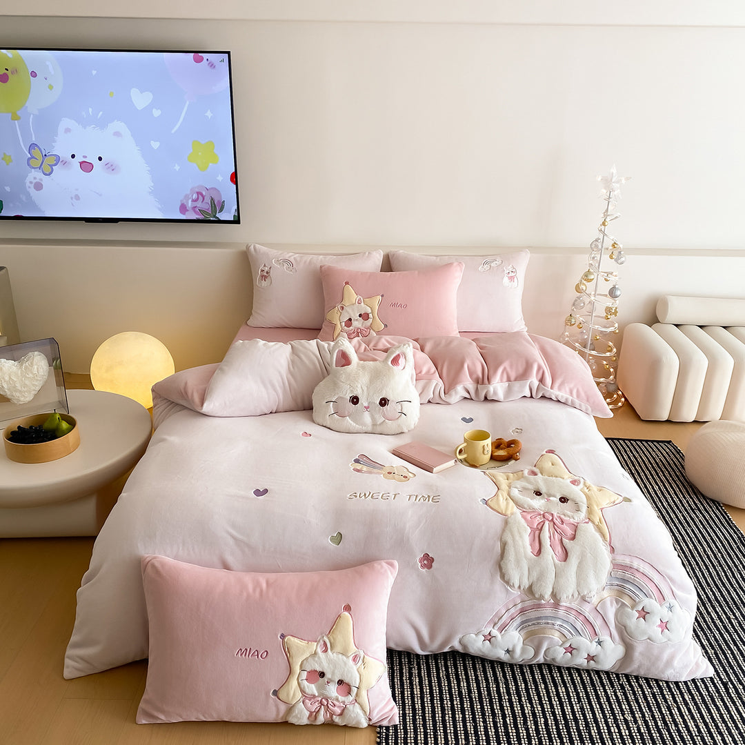 Children's bedding set with 3D plush cat appliqué and reversible function