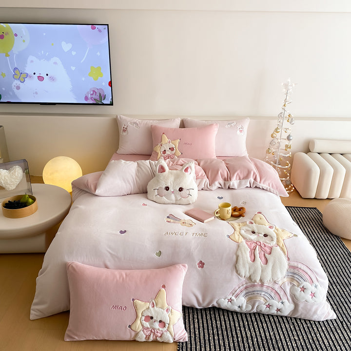 Children's bedding set with 3D plush cat appliqué and reversible function