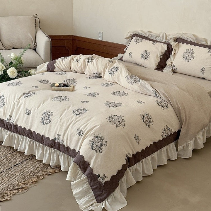 Bedding set made of cotton-linen with ruffled bed skirt and floral medallion prints