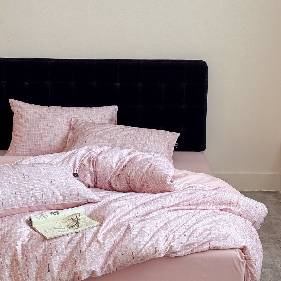 Fine woven bed linen set made of cotton satin with subtle texture and reversible design