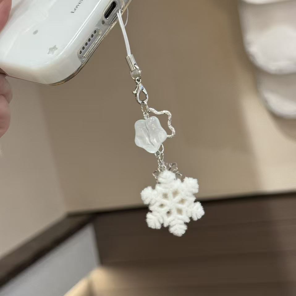 Winter-Themed Mobile Phone Charm Stornfield