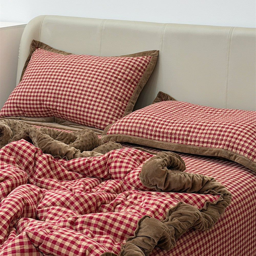 Quilted bedspread and pillow set