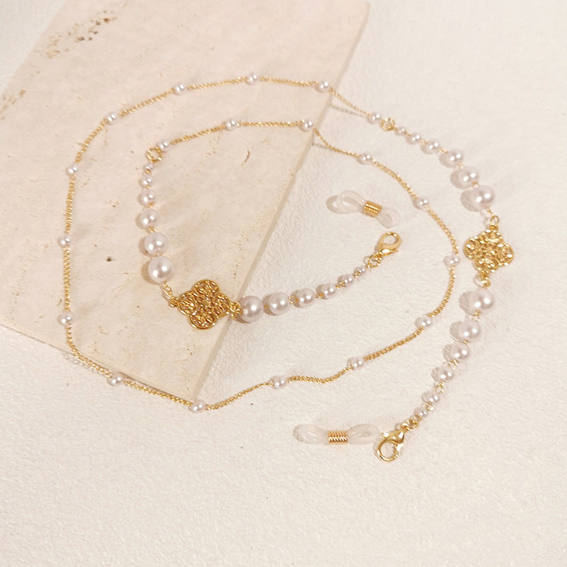 Sparkling glasses holder chain with pearls and floral pendants Stornfield