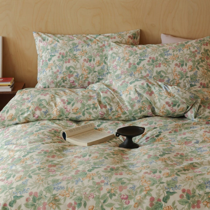 Cotton satin bedding set with fine check pattern and floral motifs