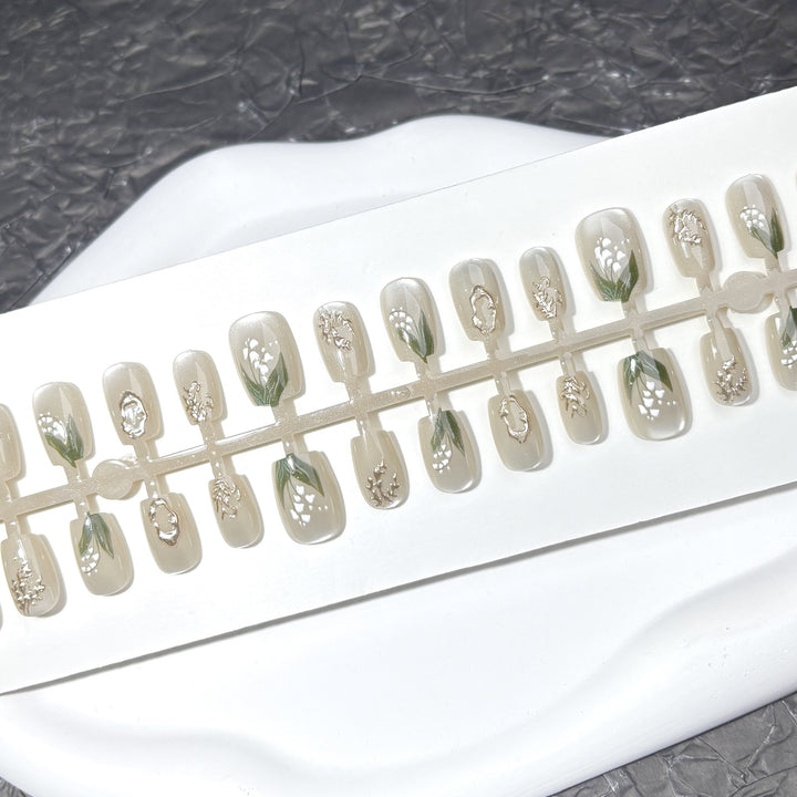 Elegant Floral Design Press-On Nail Art Set