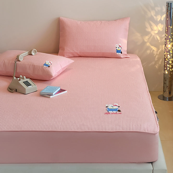 Padded mattress pad with ribbed structure, elastic fitted edge, and panda embroidery