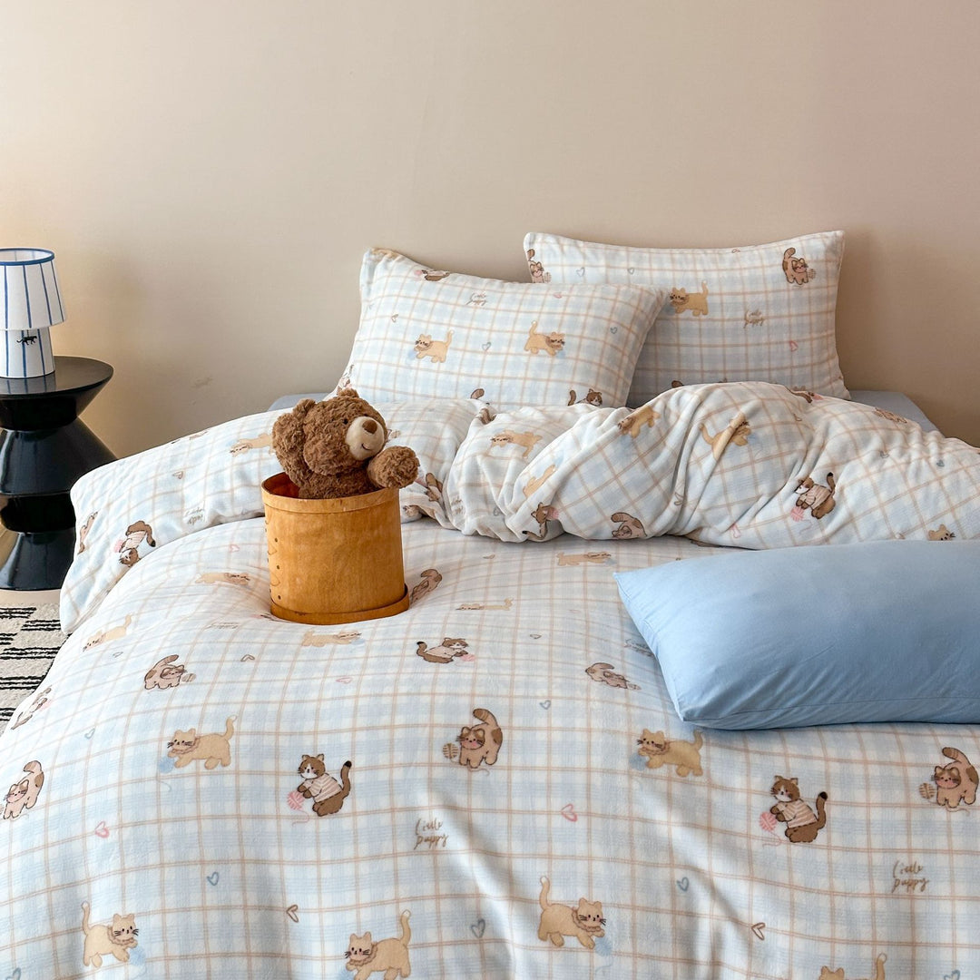 Reversible children's bedding set made of soft microfiber with cute bear and car print