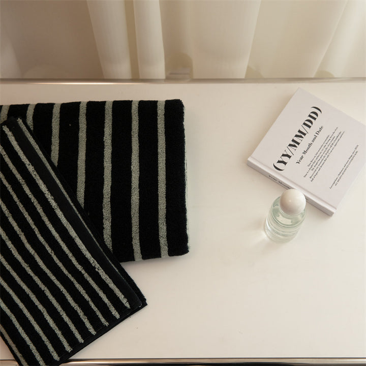 Large cotton terry towel with striped pattern and high absorbency