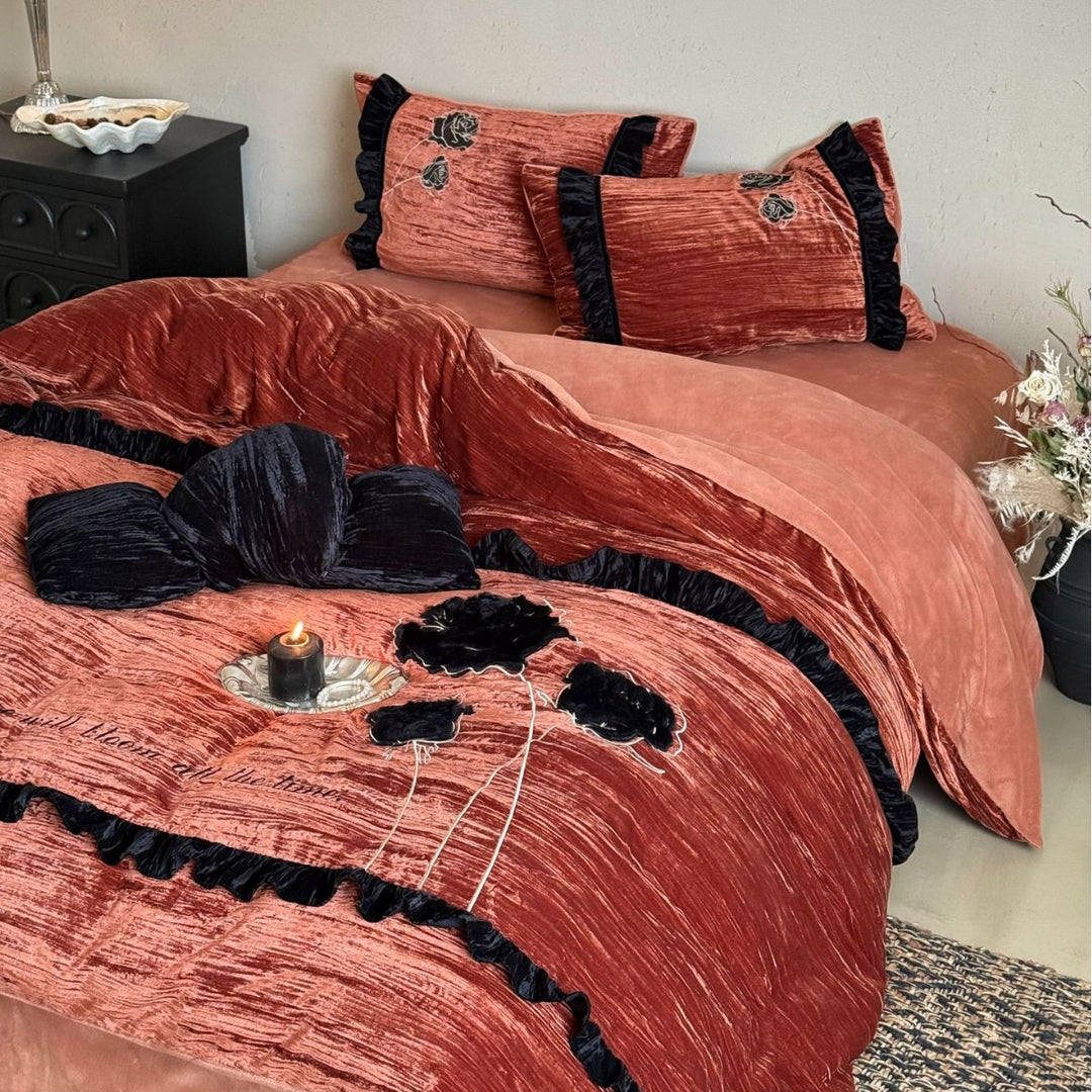 Samt bedding set with 3D rose appliqué and decorative frill
