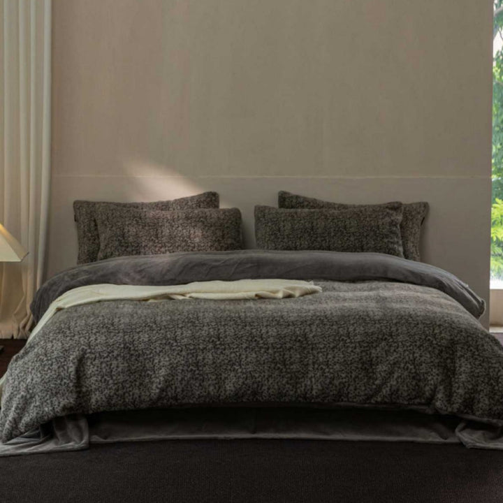 Fluffy bedding set with bouclé look, reversible design and extra soft pillowcases