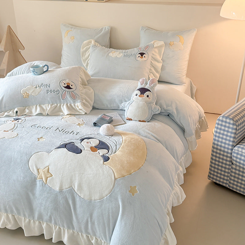 Children's bedding set with quilted plush blanket, 3D animal appliqués and ruffle