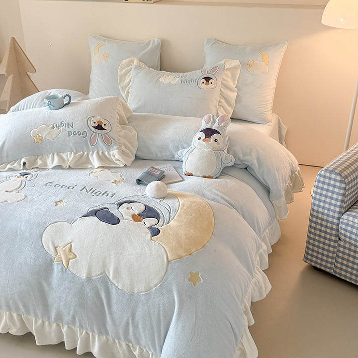 Children's bedding set with quilted plush blanket, 3D animal appliqués and ruffle