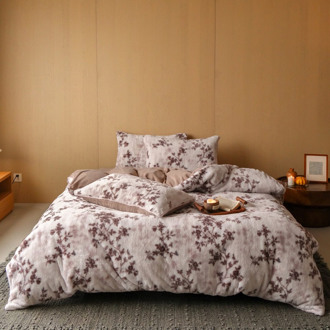 Plush bedding set with floral microfleece quilt cover
